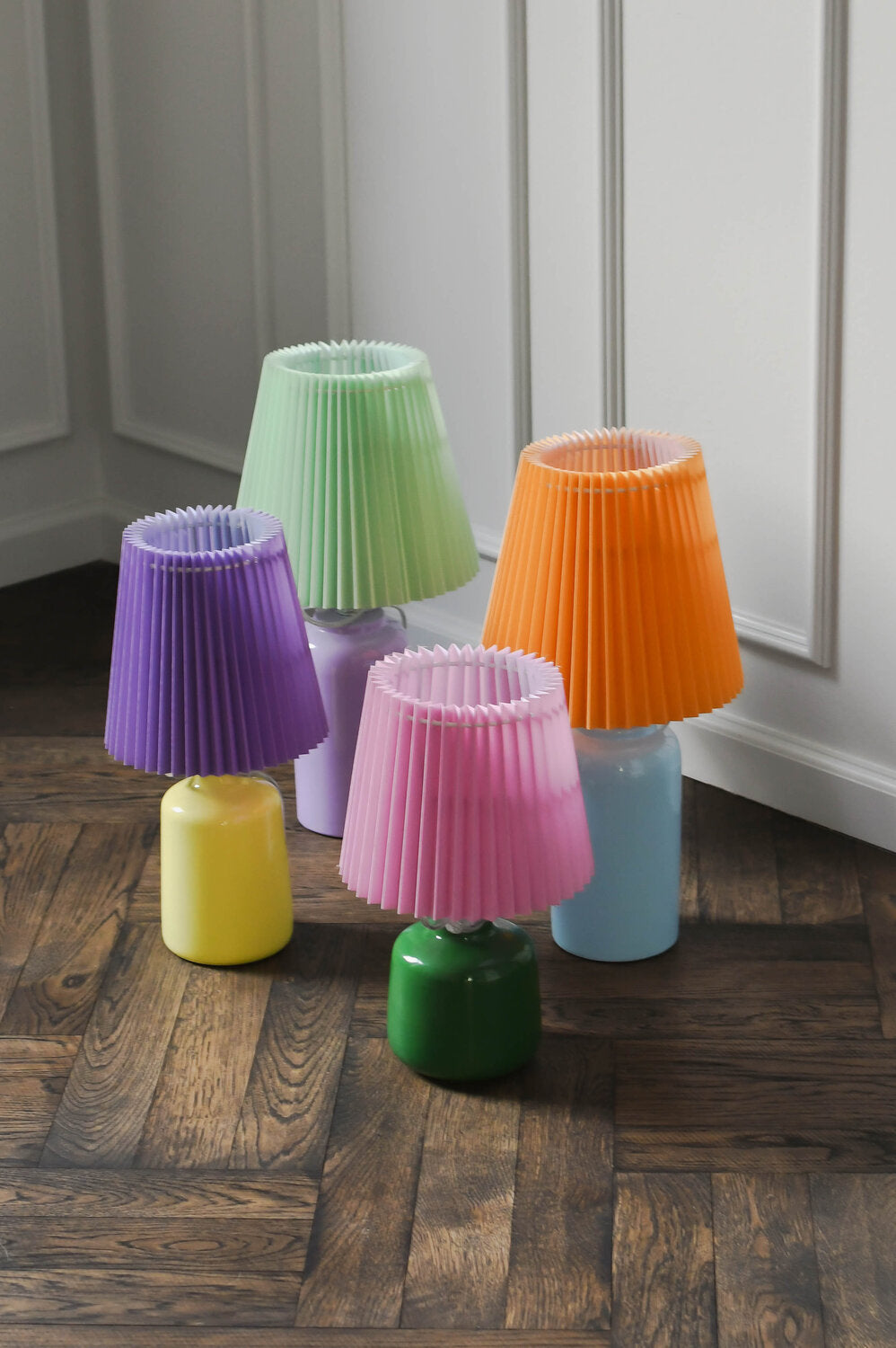 Plisseret bordlampe, grøn/pink - H31 cm.